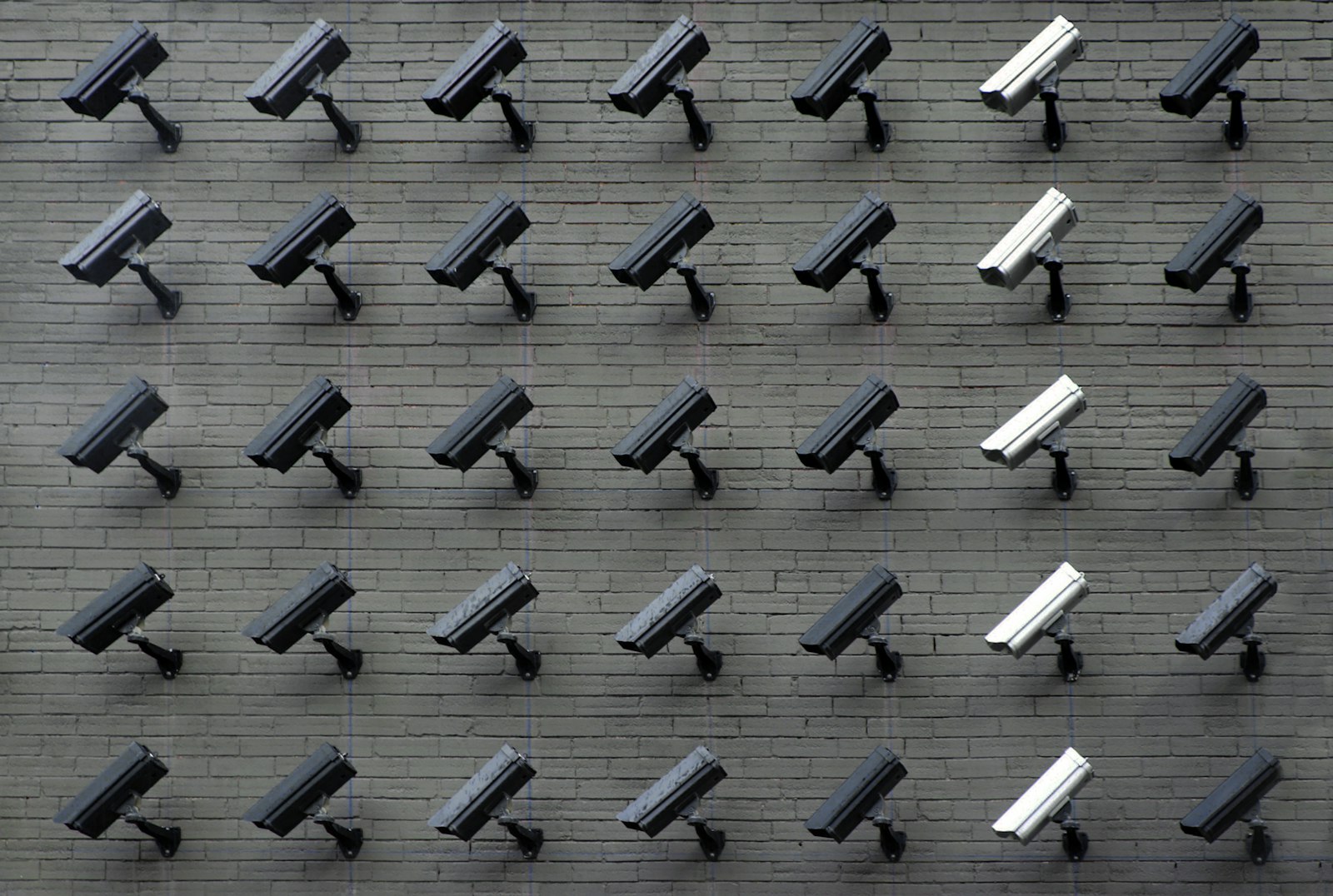 Muro con cámaras de videovigilancia